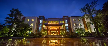 Yunfu Xinxing Longshan Hot Spring Hotel