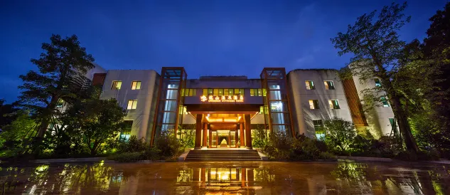 Yunfu Xinxing Longshan Hot Spring Hotel