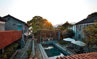 Seclusive Life In Landscape