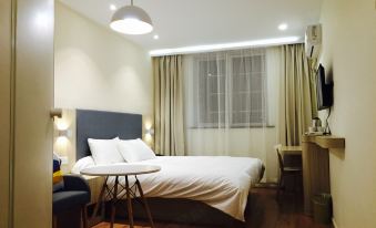 Yining Hotel (Shanghai Hongqiao Road Metro Station)