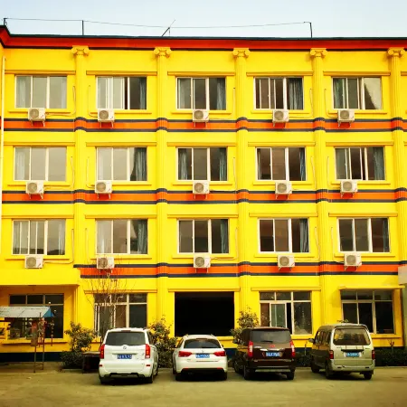 7Days Inn Chain Hotel (Xinzheng Shuanghu Avenue Subway Station Henan University of Engineering) Отели рядом с достопримечательностью «Ван Император Цинь Цинь»