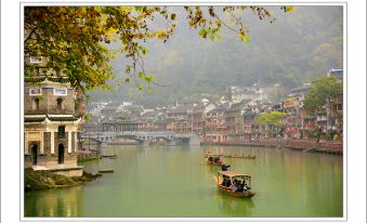 Fenghuang Shuizhizhou Inn