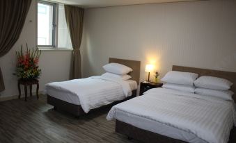 Dong in Tourist Hotel