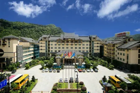 Santo Domingo International Hotel Отели рядом с достопримечательностью «The Rocky Natural Bridge»