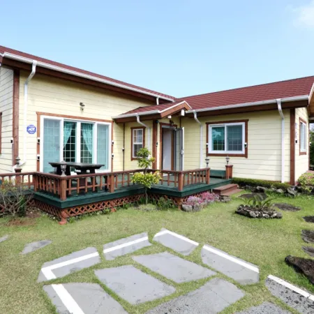 Jeju Evergreen House Pension Отели рядом с достопримечательностью «Парк верховой езды The Ma Park»