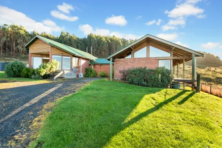 Apollo Panorama Guesthouse Отели в г. Танибрин