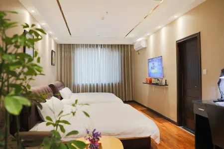 Yunding Business Theme Hotel (Anyang Normal University Huaqian New World) Отели рядом с достопримечательностью «Henan Nursing Vocational Institute New Campus»
