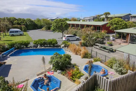 Alpine-Pacific Holiday Park Отели рядом с достопримечательностью «Point Kean Viewpoint»