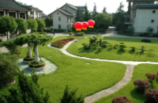 Yangzhou Lvju Kangyang Center Hotel Hotels near Fuzhuang Villa