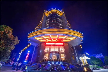 Tianlun Huangchao International Hotel(Chibi North Railway Station) Отели в г. Чиби