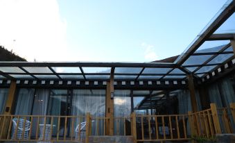 Yading Zhaxi Kongshu Tibetan Culture Theme Hotel