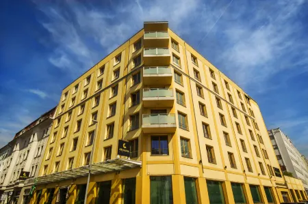 City Hotel Ljubljana Отели рядом с достопримечательностью «Центральный рынок»