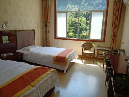 Luren Hostel Отели рядом с достопримечательностью «Lion's Cave»