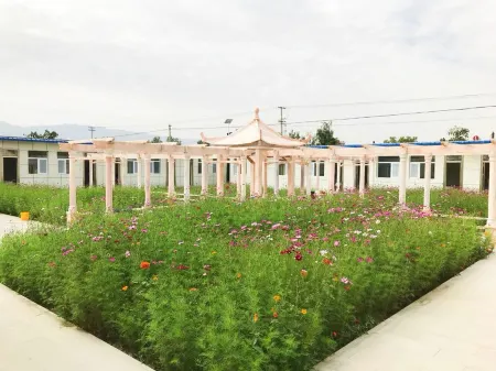 Yang's Courtyard Отели рядом с достопримечательностью «Desert Escalator»