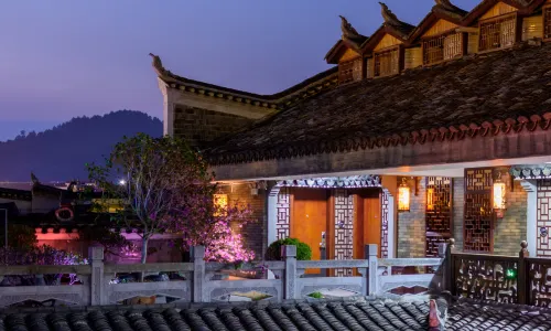 โรงแรมสไตล์บูทีค เฟิ่งหวง เมืองโบราณ (ใจกลางเมืองโบราณ วิวแม่น้ำด้านหน้า 180° แบบไม่มีสิ่งกีดขวาง)