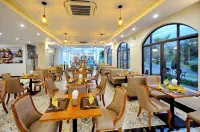 Crown Nguyen Hoang Hotel - parking