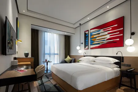 The Hotel V （Hongqiao Airport National Exhibition Center Branch) Отели рядом с достопримечательностью «Guyi Garden»