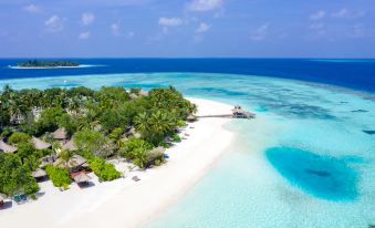 aerial view of a tropical island with sandy beaches , clear blue water , and lush greenery at Banyan Tree Vabbinfaru
