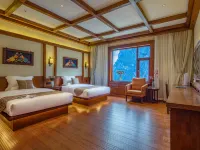 Shangri-La Snow Mountain Hotel On the Cliff Hotels near Balagezong Scenic Area