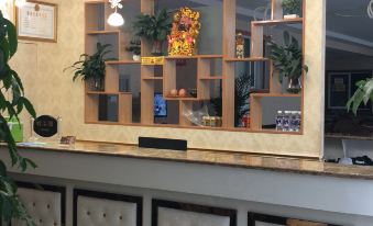 Yilong Zhenyu Business Hotel - Housity