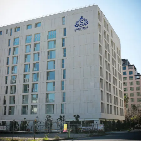 Sweet May Seogwipo Hotel Отели рядом с достопримечательностью «Парк развлечений Seri World»