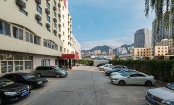 Ibis Hotel (Lanzhou Dongfanghong Plaza Guofang Department)