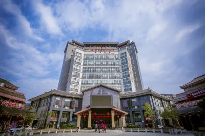 Golden Lusheng International Hotel Отели рядом с достопримечательностью «Площадь народного общения в Тунг-Ма»