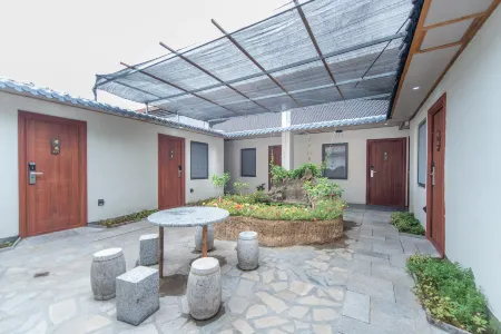 Holy City Homestay (Qufu Sankong Scenic Spot Confucius Temple Shop) Отели рядом с достопримечательностью «Qilu Institute of Technology - Qufu Campus»