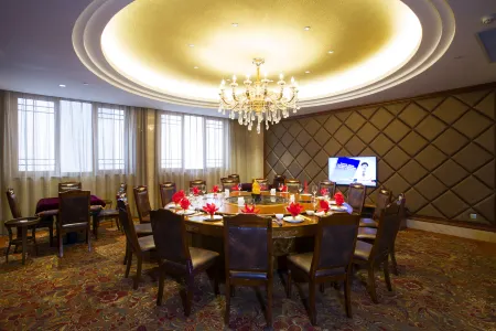 Hualian Hotel (Guiyang Spray Pool Subway Station) Отели рядом с достопримечательностью «Jiaxiu Square Public Lavatory»