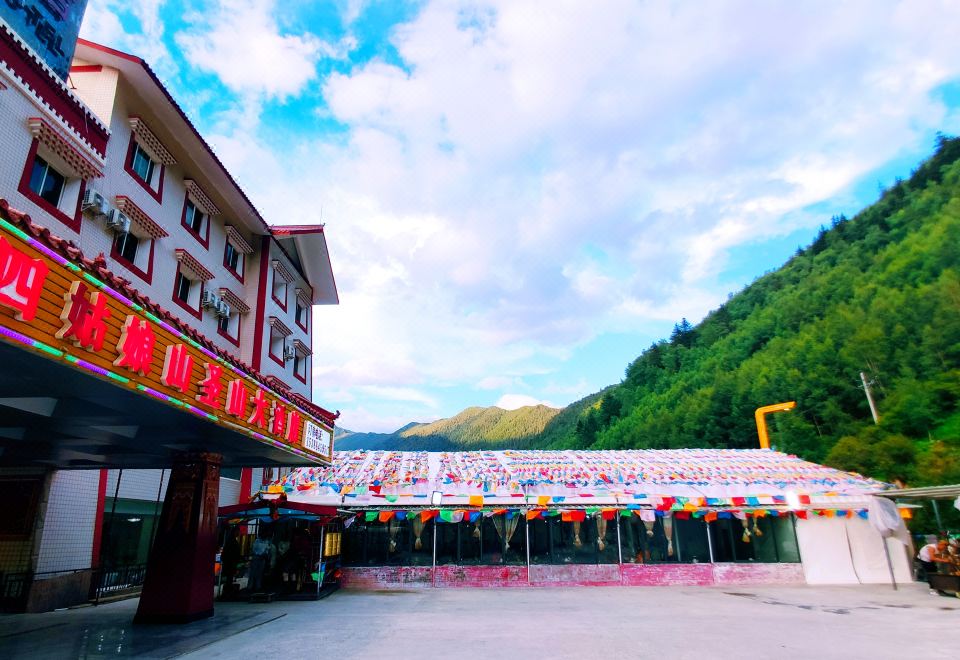 Mount Siguniang Shengshan Hotel Over view