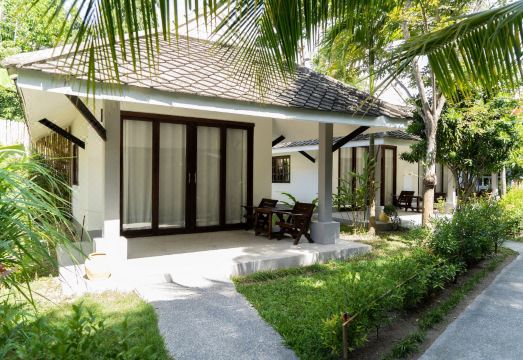 해변 근처 수영장