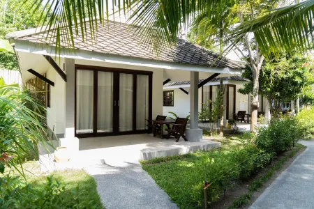 Adarin Beach Resort Отели рядом с достопримечательностью «Wat Na Phra Lan»