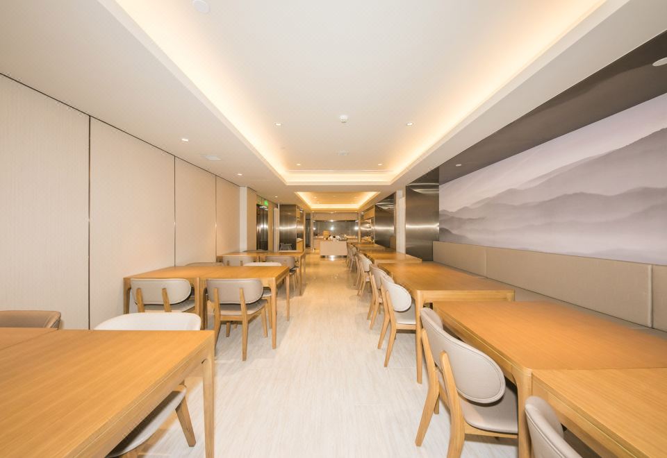 청결한 객실 모습과 로봇 배달 편의 시설