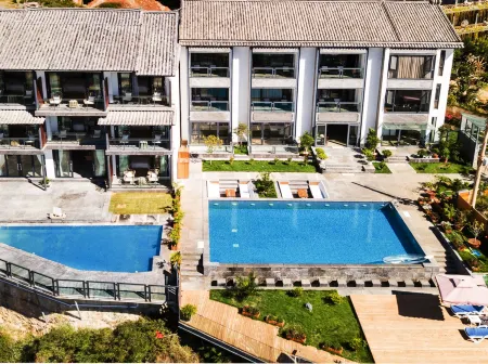 Tranquil Haven: Blossoms and Full Moon with Mountain and Sea Views Guesthouse (Dali Shuanglang) Отели рядом с достопримечательностью «Daoyibang Fishing Village»