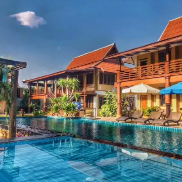 Mina Garden Villa Resort Отели рядом с достопримечательностью «Храм Ват-Пра-Тат-Дои-Кхам»