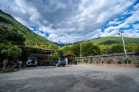 Weixi Shenchuan Homestay - parking