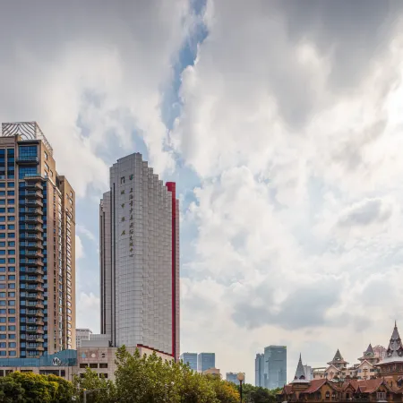 City Hotel Отели рядом с достопримечательностью «Торговый центр Westgate»