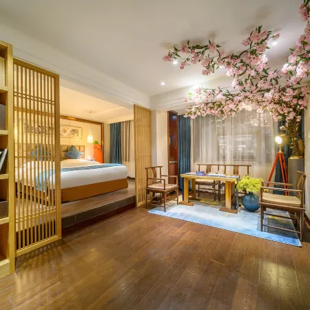 Holiday Inn (Fuyang Yingzhou District City Normal College)