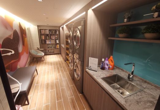 Orange Hotel (Dalian Qingniwaqiao Subway Station)