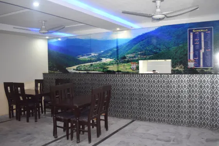 Hotel Khursheed Palace Отели рядом с достопримечательностью «Раджа Базар»