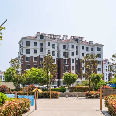 Qingdao Jinshatan Xinxin Scenic Apartment Отели рядом с достопримечательностью «Пляж Голден-Бич»