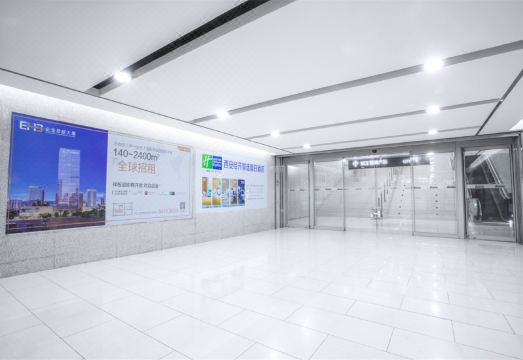 2. 홀리데이 인 익..