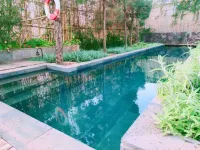 Fuxian Lake Tongchenyuan Lakeview Hot Spring Homestay - رومانسي