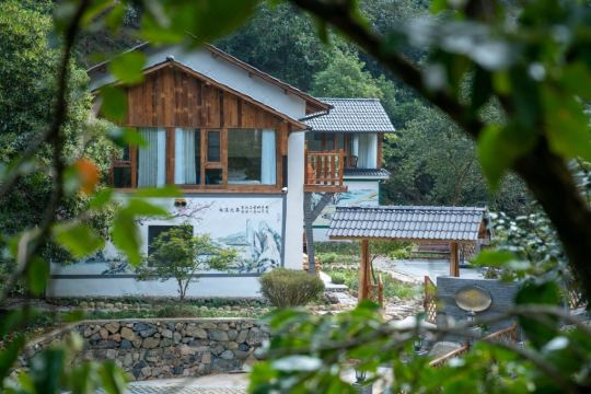 9分超级棒 显示所有23条点评 环境优雅, 老板热情 在山里的民宿 环境