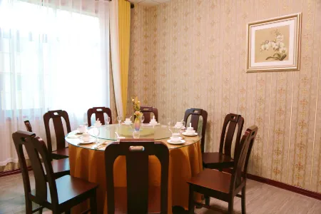 Hippo theme hotel (Central Plaza, Junshan Road, Zaozhuang) Отели рядом со станцией Zaozhuang East Railway Station