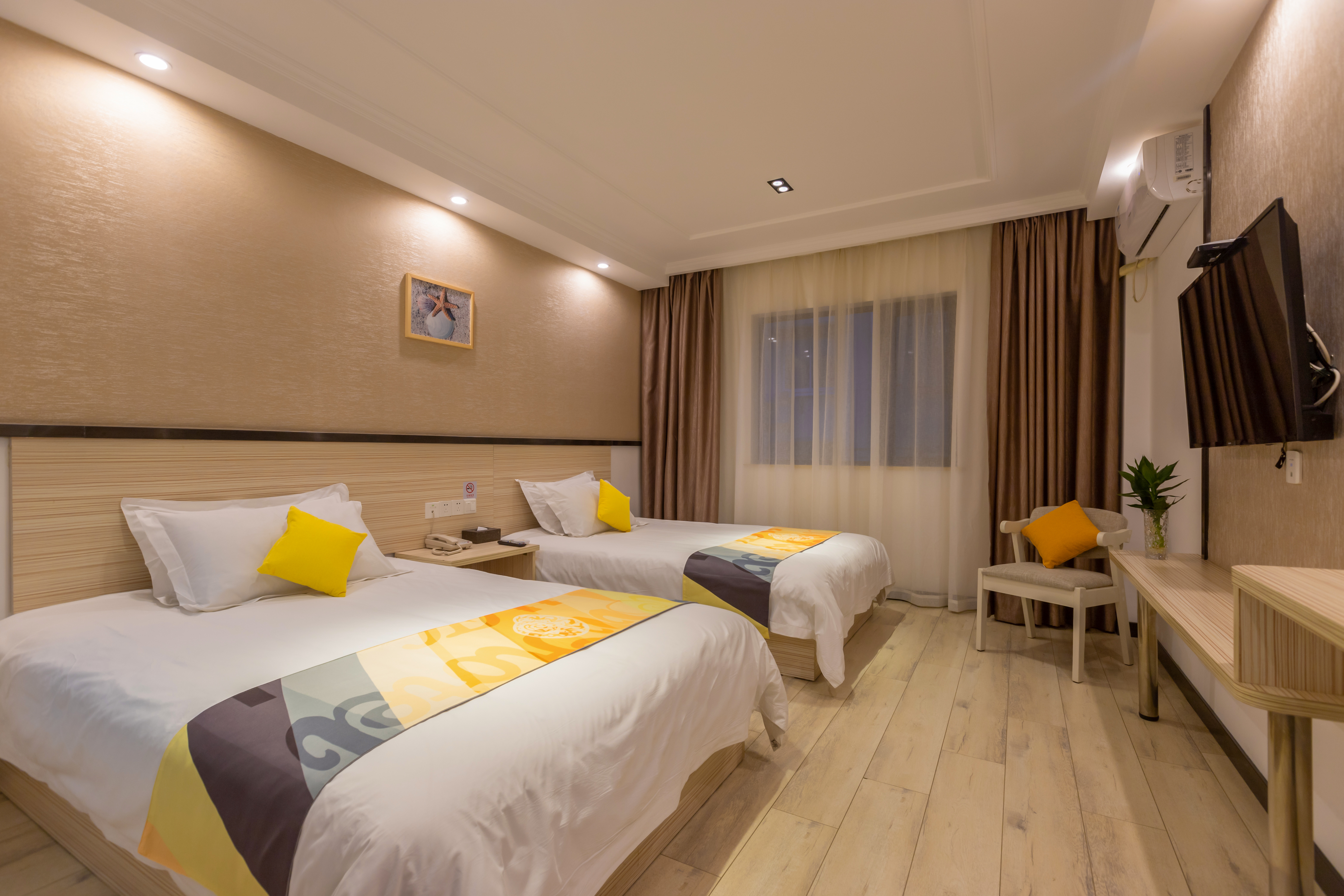 Shell Hotel (Shanghai Oriental Pearl & Century Avenue subway station) Over view