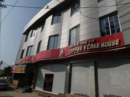 Triple One Hotel Suites Отели рядом с достопримечательностью «Университет Инжиниринг & Текнолоджи Абботтабад Кампус»