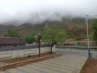 Laiyuan Gate Root Farmyard - con vista montagne
