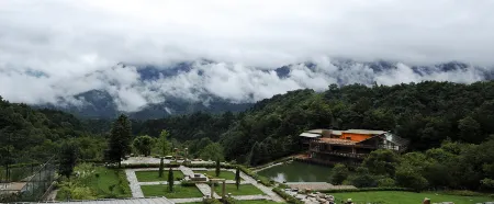 Dabie Mountain Village Resort Отели рядом с достопримечательностью «Dabie Mountain Main Peak (Baima Main Peak)»