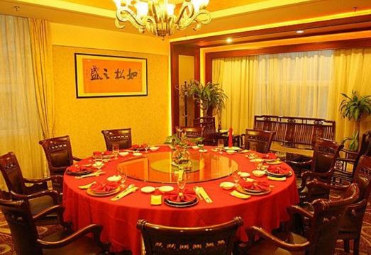 5. 징밍 클럽 호텔..